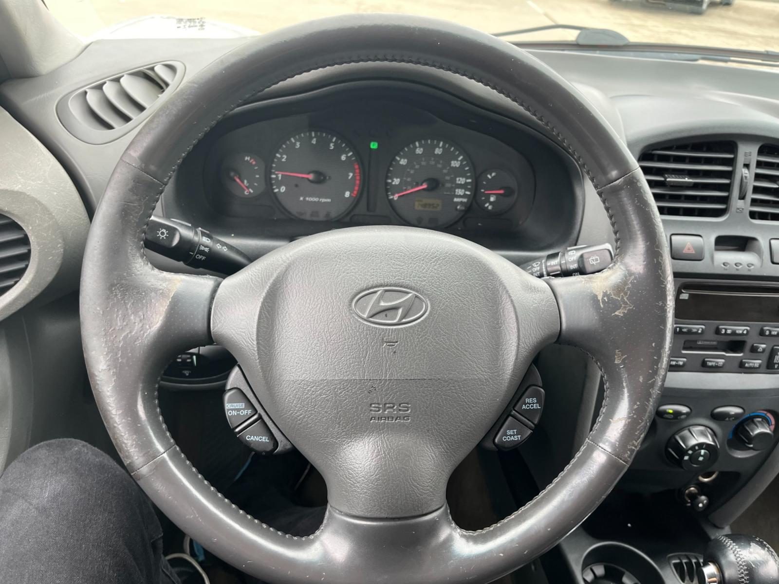 2003 SILVER /gray Hyundai Santa Fe GLS (KM8SC13D53U) with an 2.7L V6 DOHC 24V engine, 4-Speed Automatic Overdrive transmission, located at 14700 Tomball Parkway 249, Houston, TX, 77086, (281) 444-2200, 29.928619, -95.504074 - Photo #16